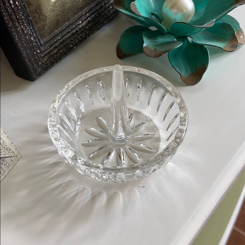 Crystal ring holder